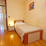 Kapelica 870 *